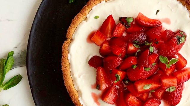 Oldukça Pratik: Badem Unlu Çilekli Tart