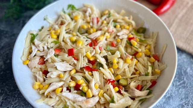 Sofranın Başrolü: Tavuklu Erişte Salatası