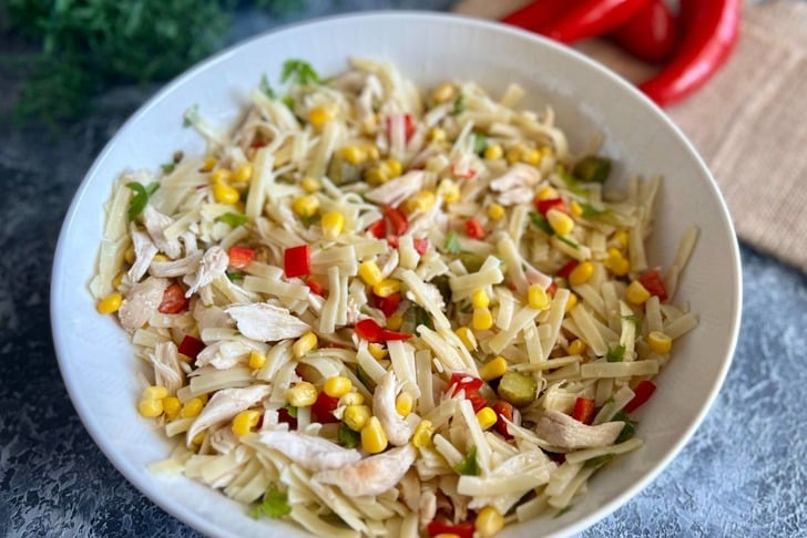 Tavuklu Erişte Salatası Tarifi