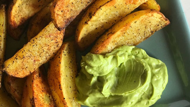 Yanında Avokado Sos: Fırında Elma Dilim Patates