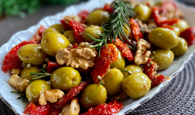 Sosu da Nefis: Kuru Domatesli Cevizli Zeytin Salatası