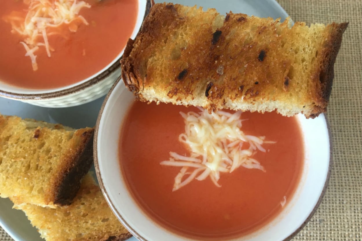 Sarımsaklı Ekmek Bonusuyla: Sütlü Domates Çorbası
