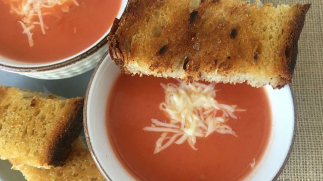 Sarımsaklı Ekmek Bonusuyla: Sütlü Domates Çorbası