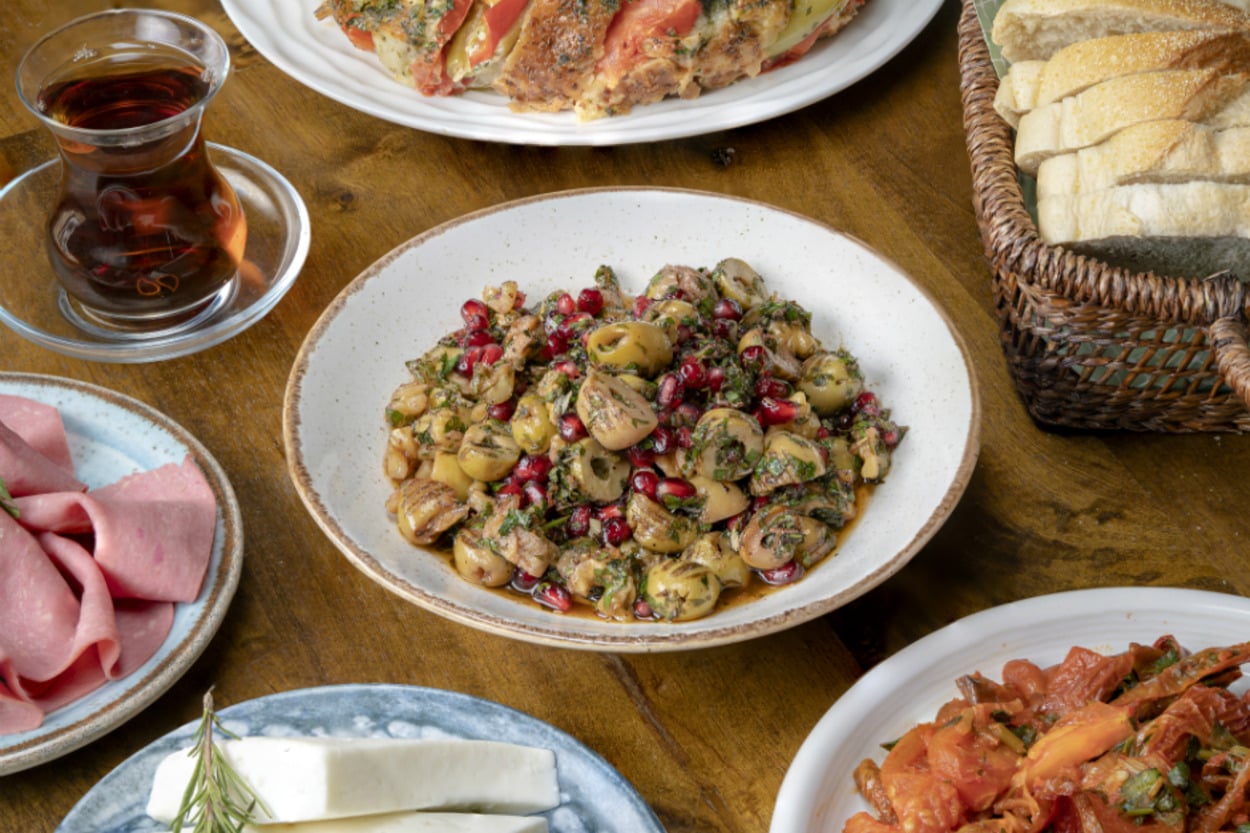 Hem Kahvaltılık Hem Meze: Zahterli Ekşili Zeytin Salatası