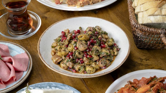 Hem Kahvaltılık Hem Meze: Zahterli Ekşili Zeytin Salatası