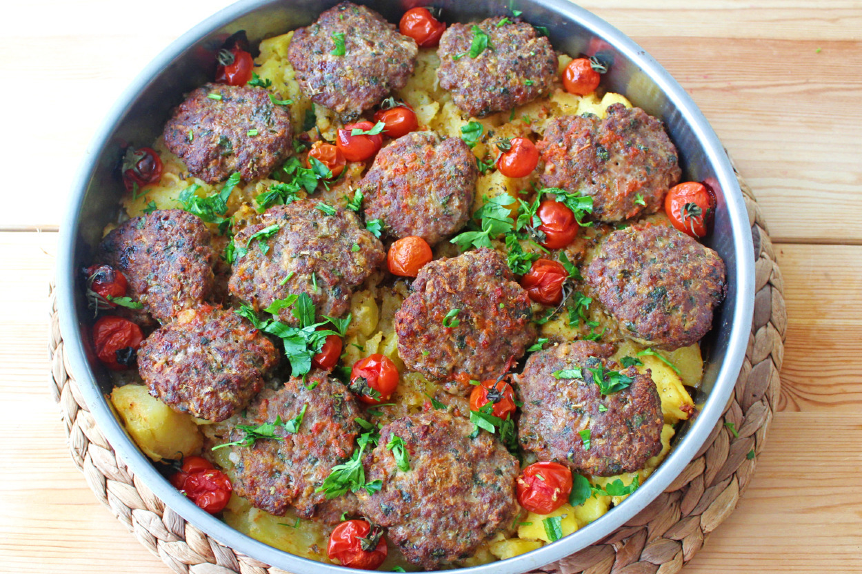 Kurumadan Pişer: Tepside Köfte & Patates