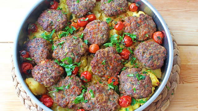 Kurumadan Pişer: Tepside Köfte & Patates