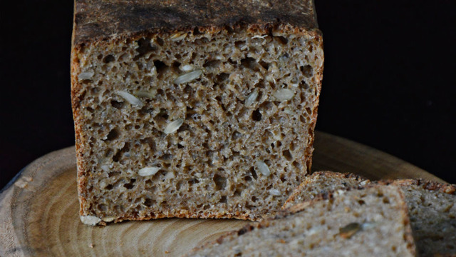 Düşük Glutenli: Tohumlu Ekşi Mayalı Siyez Ekmeği