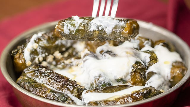 Yanından Sarımsaklı Yoğurdun Eksik Edilmemesi Gereken 15 Sıcak Dolma ve Sarma Tarifi
