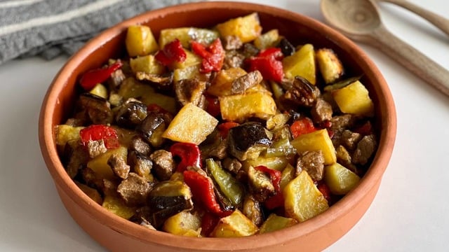 Sebzesi de Var: Etli Güveç