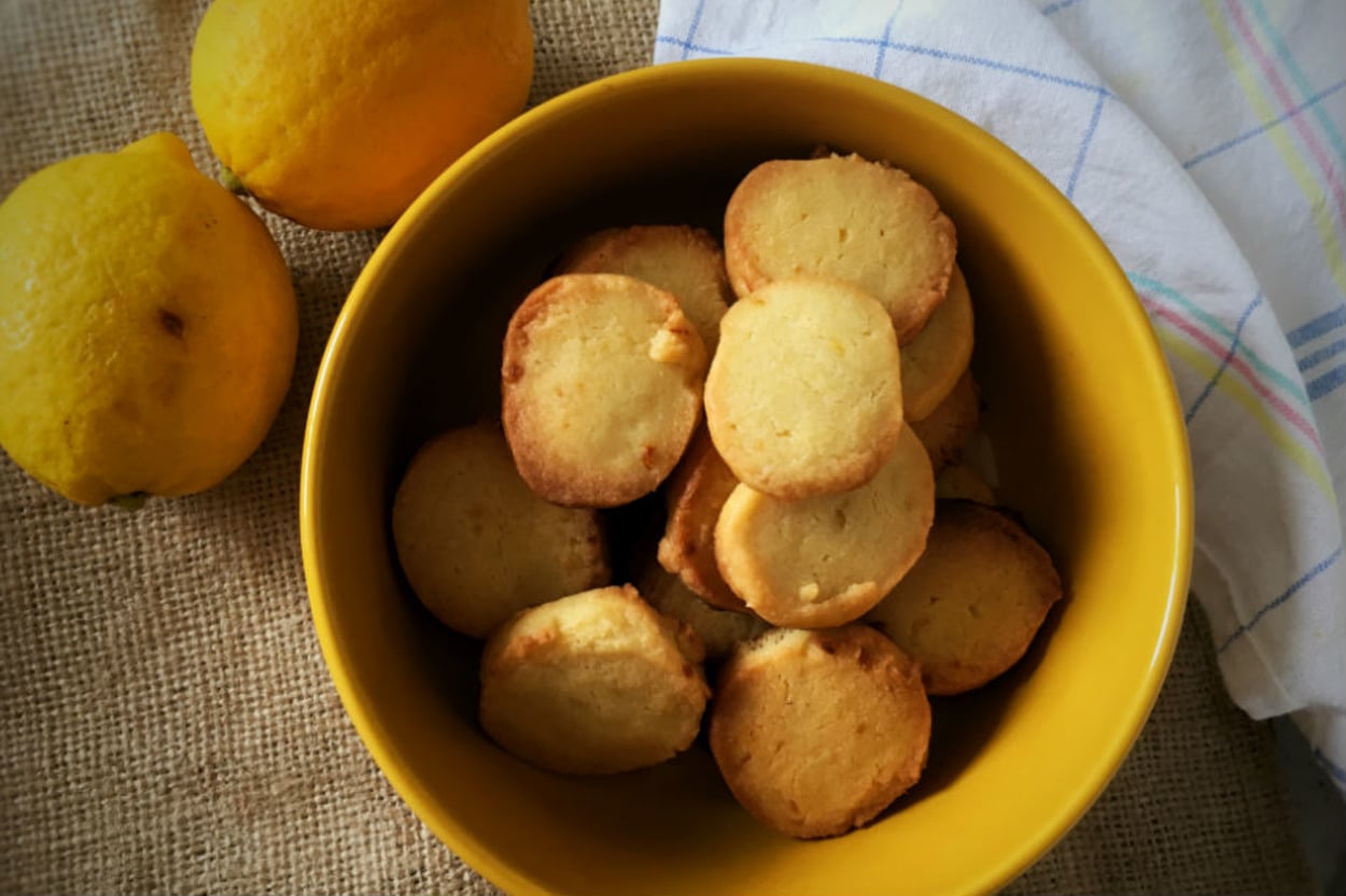Hamuru Buzlukta da Saklanıyor: 4 Malzemeli Limonlu Kurabiye