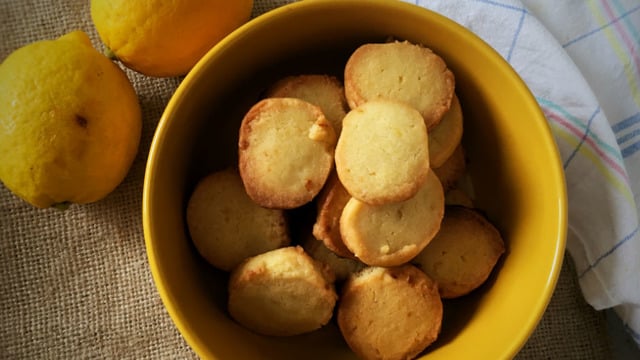 Hamuru Buzlukta da Saklanıyor: 4 Malzemeli Limonlu Kurabiye