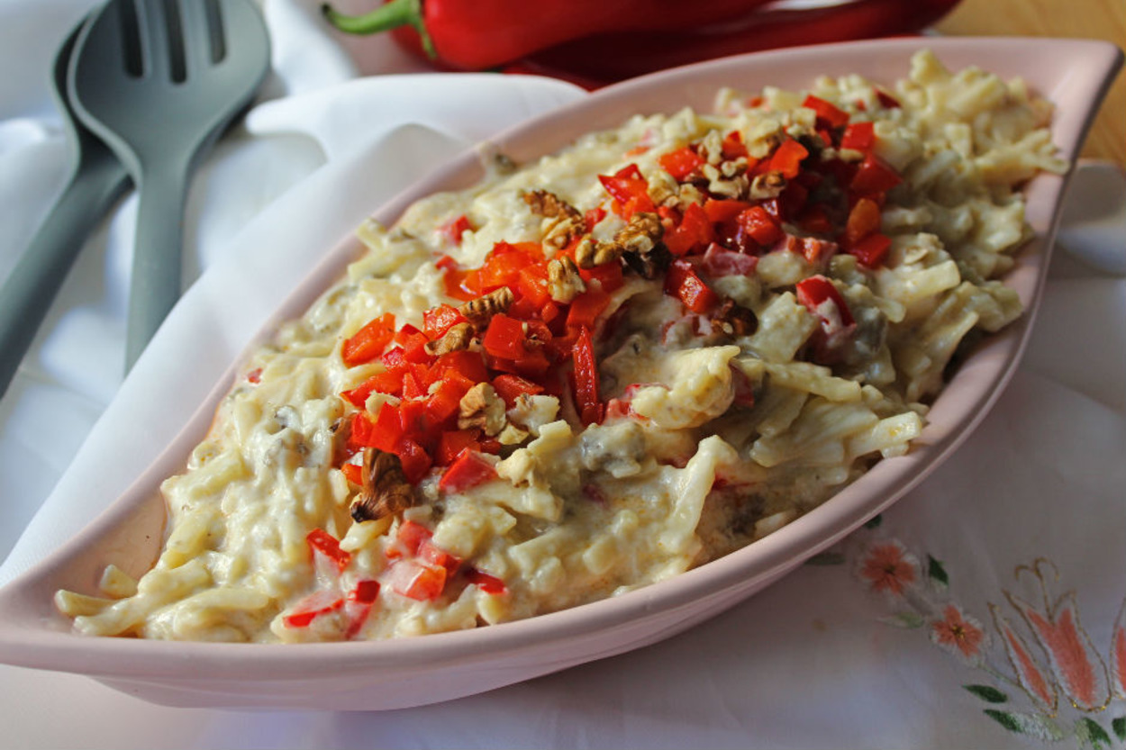 Tek Kelimeyle Leziz: Köz Patlıcanlı Erişte Salatası