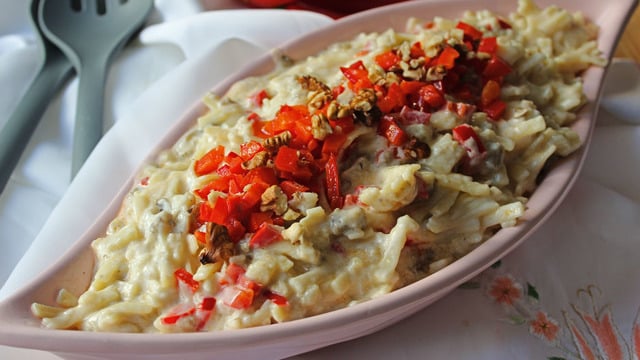 Tek Kelimeyle Leziz: Köz Patlıcanlı Erişte Salatası