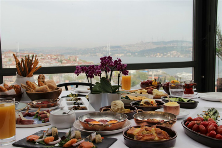 http://www.gecce.com/haber-anneler-gunu-brunchinin-en-keyifli-adresi-vogue | gecce