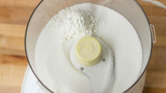 Sadece 2 Malzemeyle: Evde Pudra Şekeri Nasıl Yapılır?