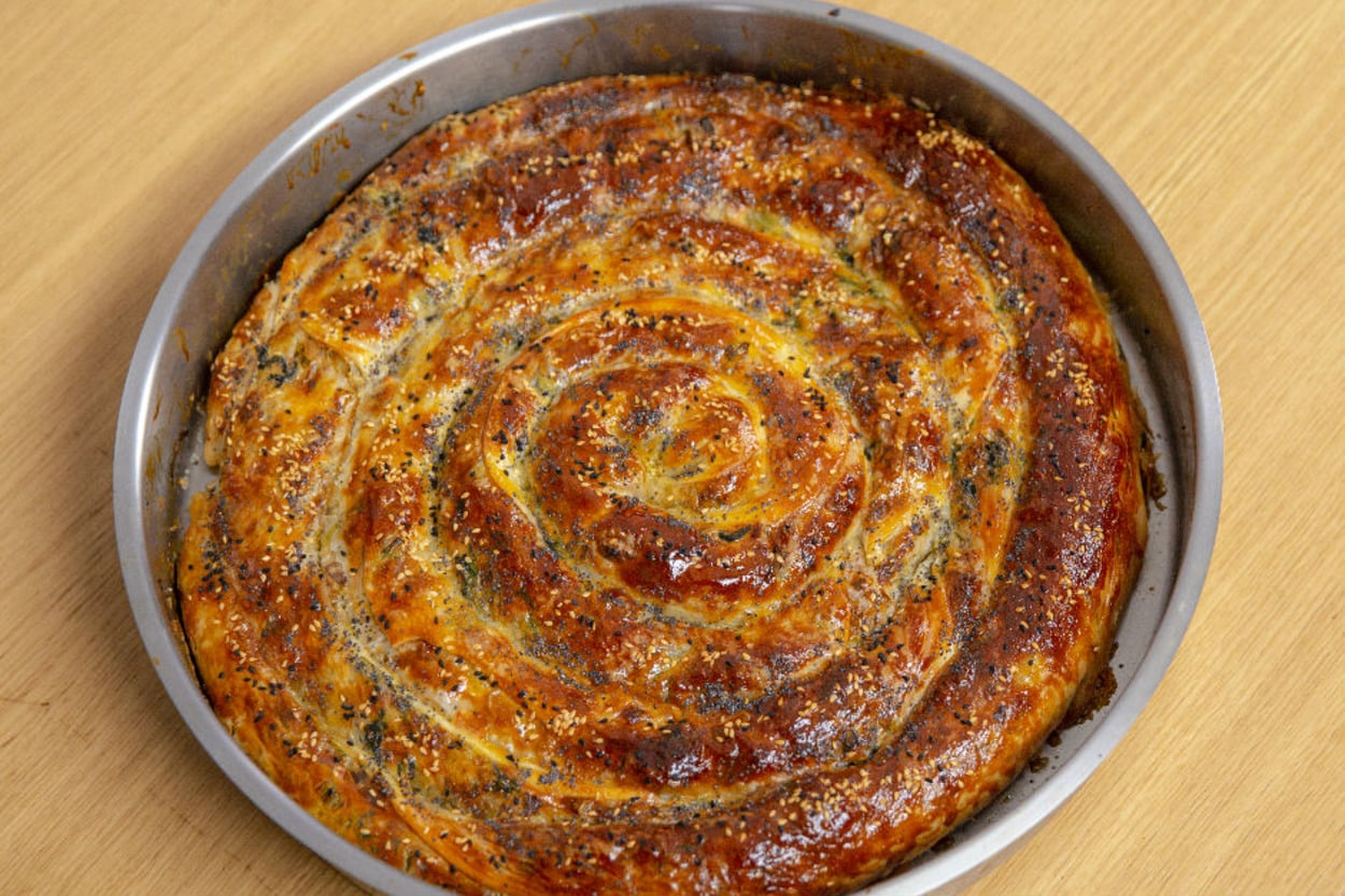 Nar Gibi Kızarmış: Bol Malzemeli El Açması Börek