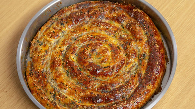 Nar Gibi Kızarmış: Bol Malzemeli El Açması Börek
