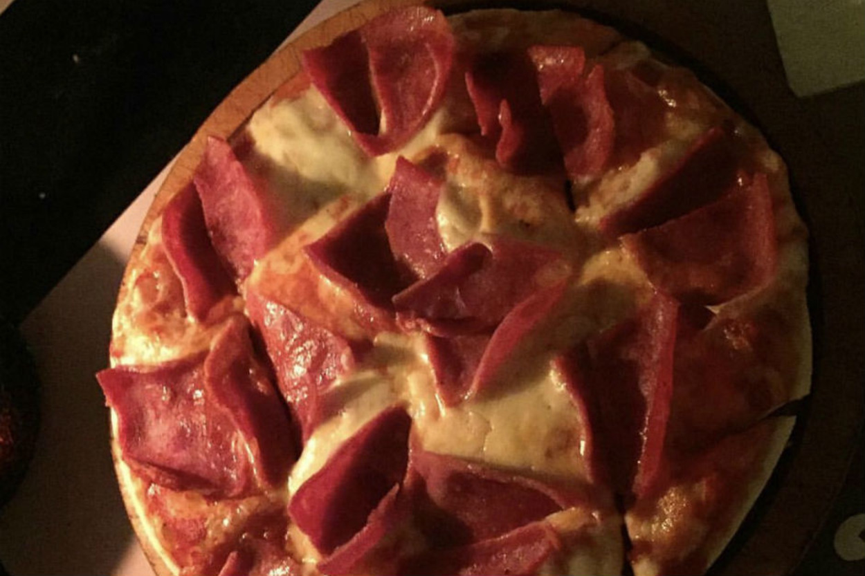 Mum Işığında Pizza Keyfi: Dilim Pizza