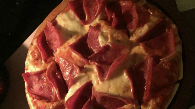 Mum Işığında Pizza Keyfi: Dilim Pizza