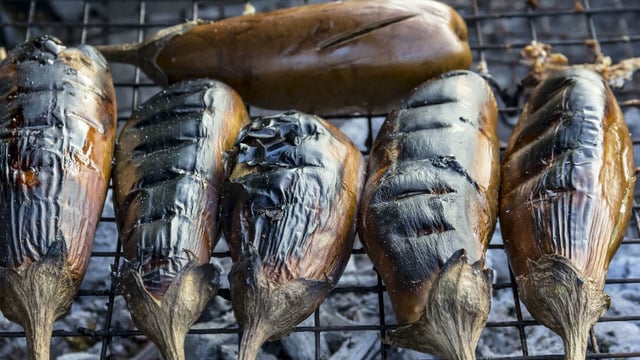 En Kolay Pişirme ve Kabuk Bırakmadan Soyma Yöntemiyle: Patlıcan Nasıl Közlenir?