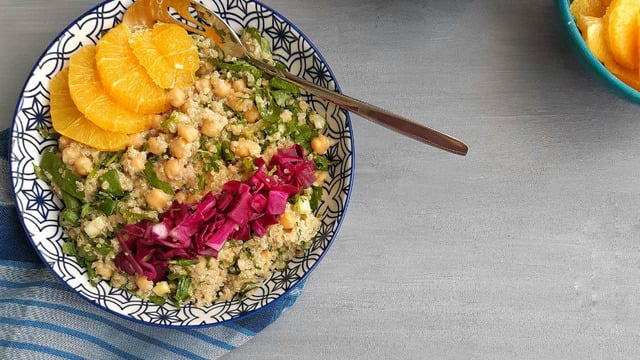 Salatada Yenilik Sevenlere: Portakallı Tahin Soslu Kinoa Salatası