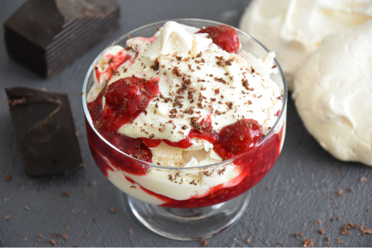 Hikayesi Kendisi Kadar Güzel: Orman Meyveli Eton Mess Tatlısı
