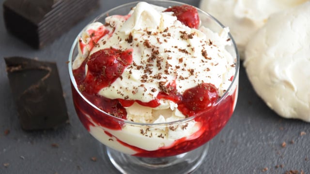 Hikayesi Kendisi Kadar Güzel: Orman Meyveli Eton Mess Tatlısı