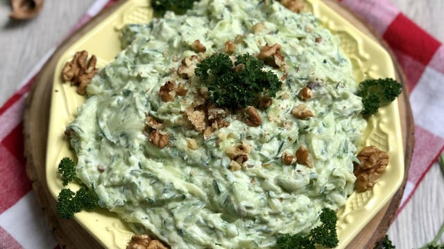 Lezzeti Şaşırtır: Yoğurtlu Kabak Salatası