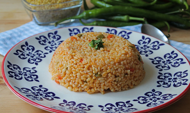 Ne Varsa Eskilerde Var: Domatesli Biberli Bulgur Pilavı