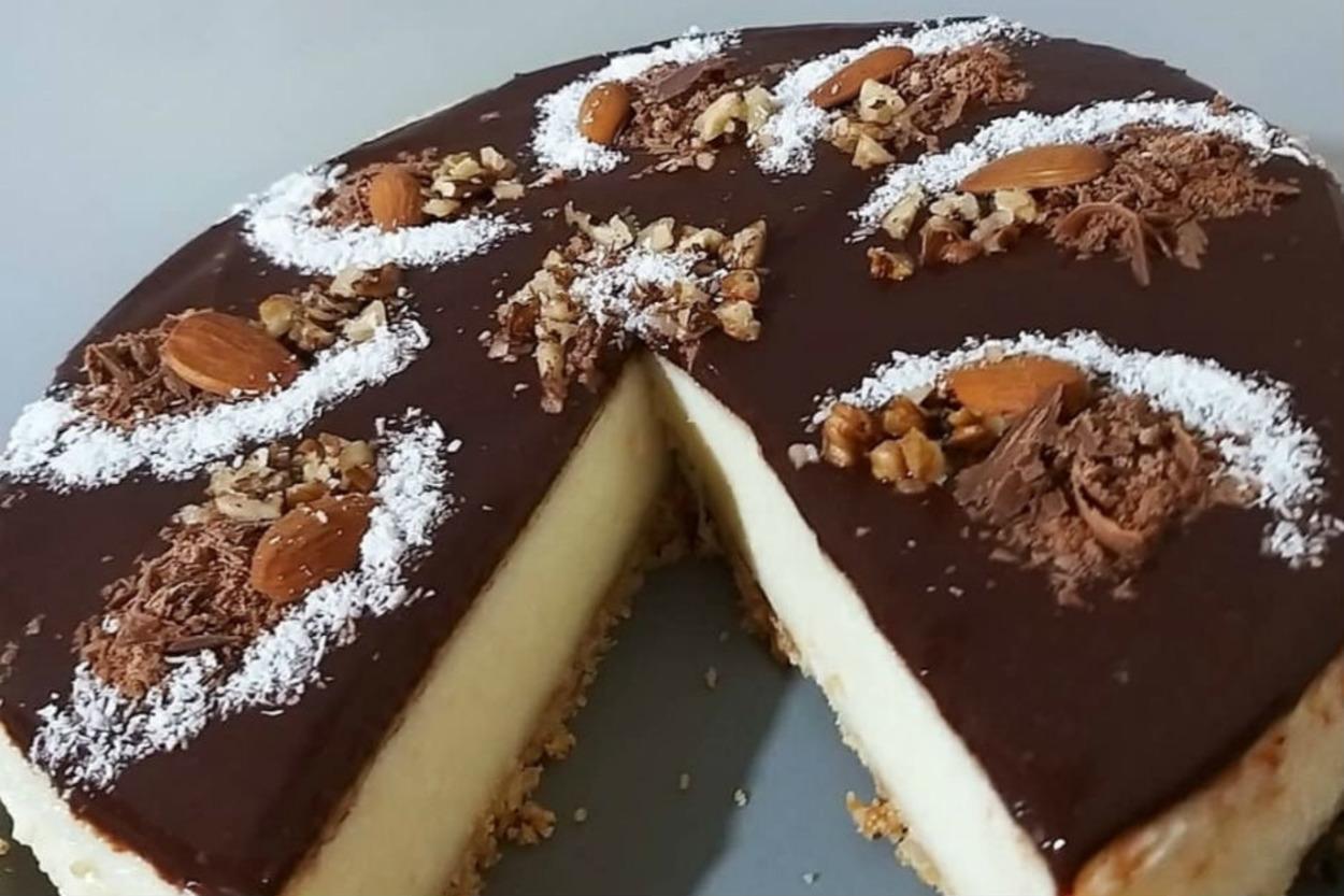 Cheesecake Görünümlü: İrmikli Pasta