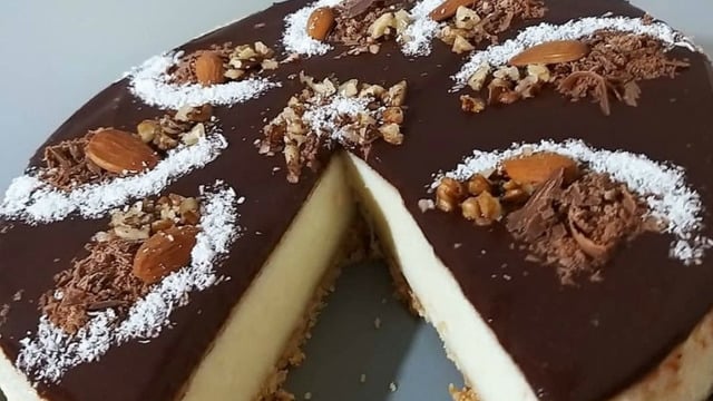 Cheesecake Görünümlü: İrmikli Pasta