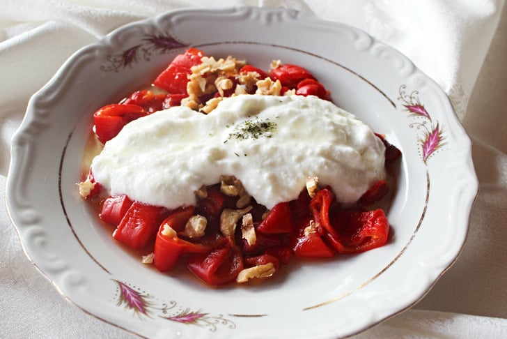 yogurtlu-kozlenmis-biber-salatasi-tarifi