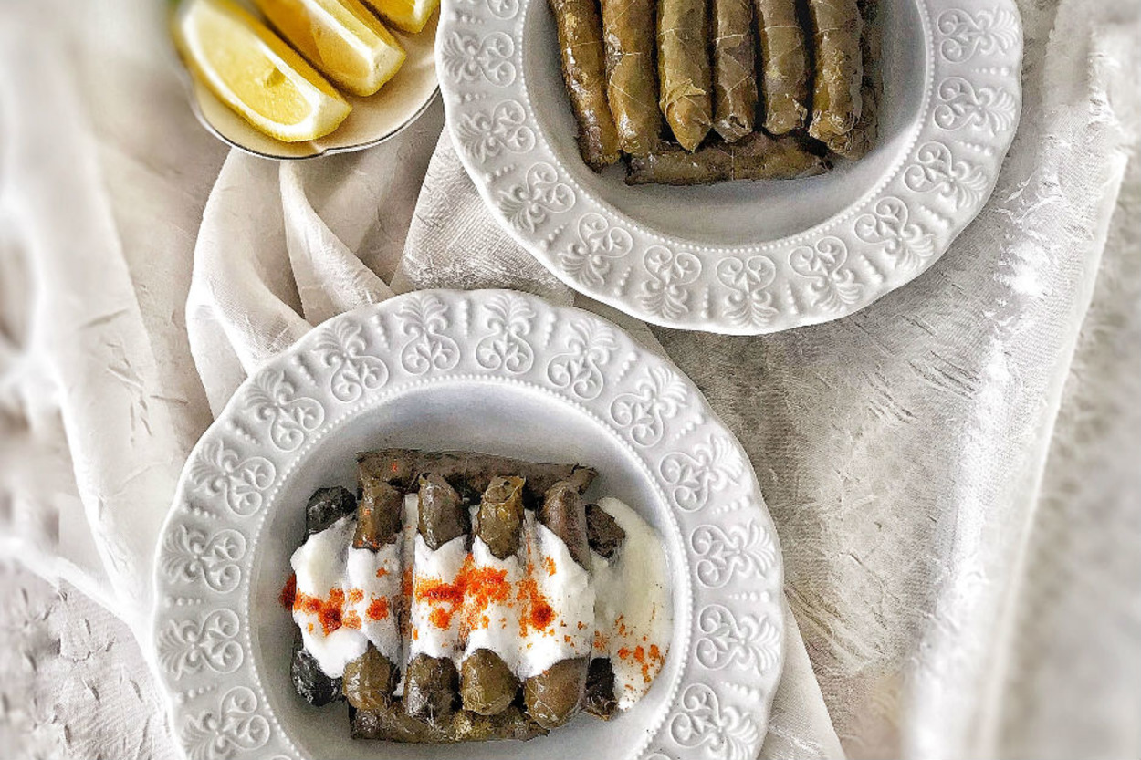 Üzerine de Bolca Yoğurt: Anne Usulü Etli Yaprak Sarma
