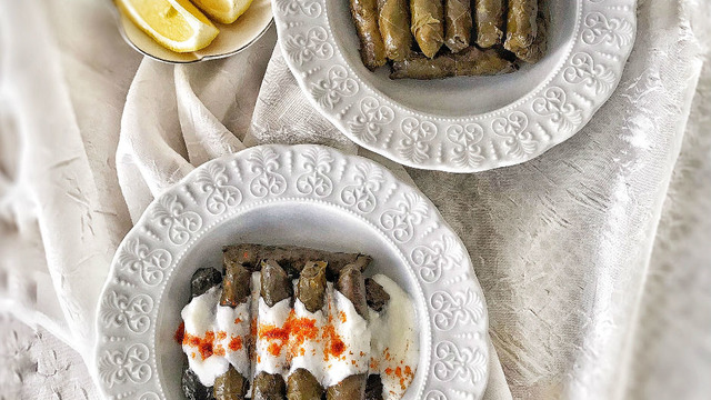 Üzerine de Bolca Yoğurt: Anne Usulü Etli Yaprak Sarma