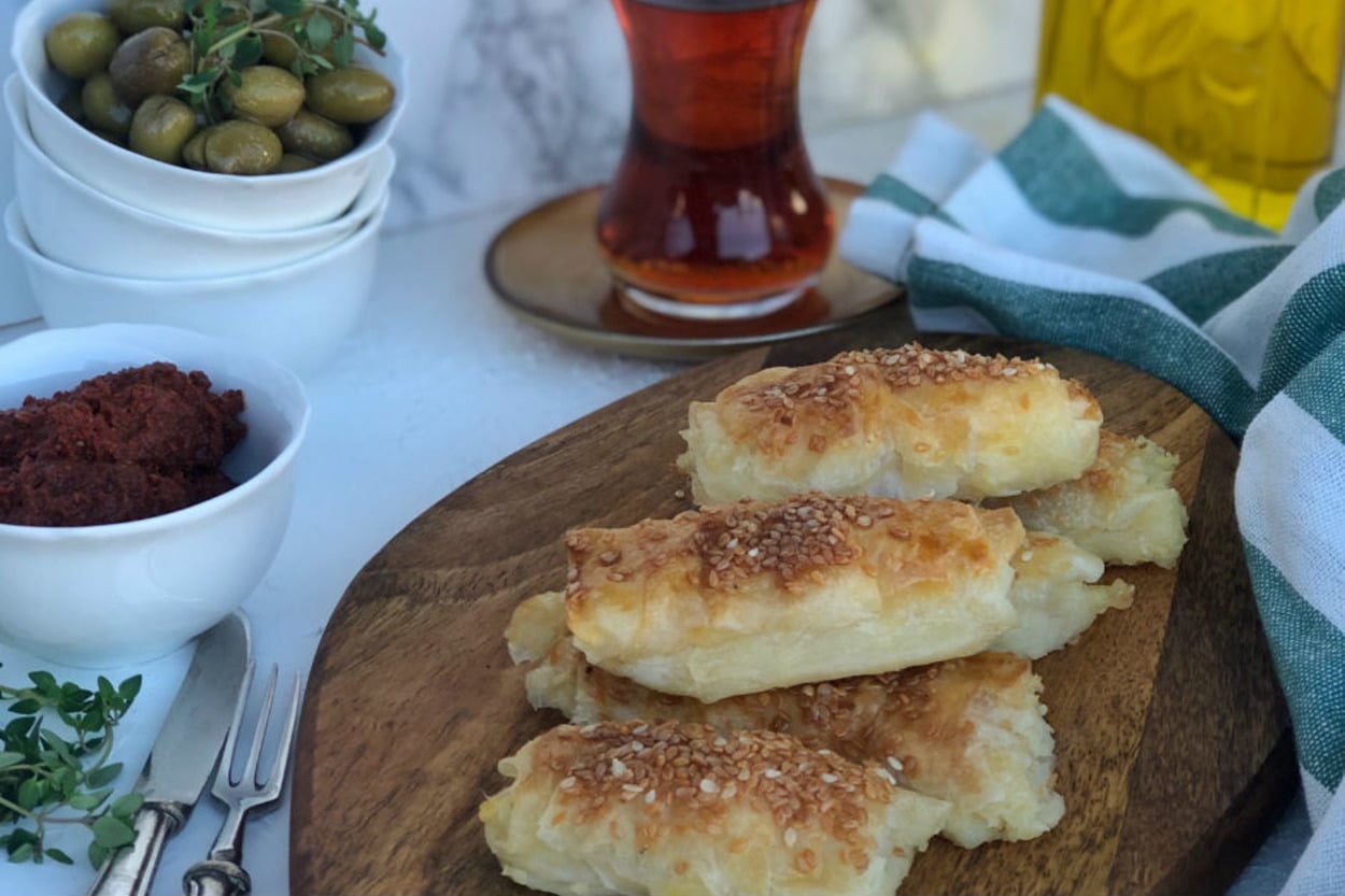 Çayın Yanına, Sabah Kahvaltısına: Kaşarlı Patatesli Rulo Börek