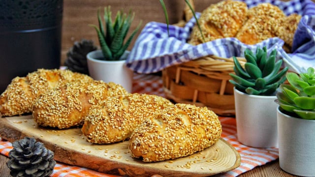 Hazırları Aratmaz: Kaşarlı Simit Poğaça