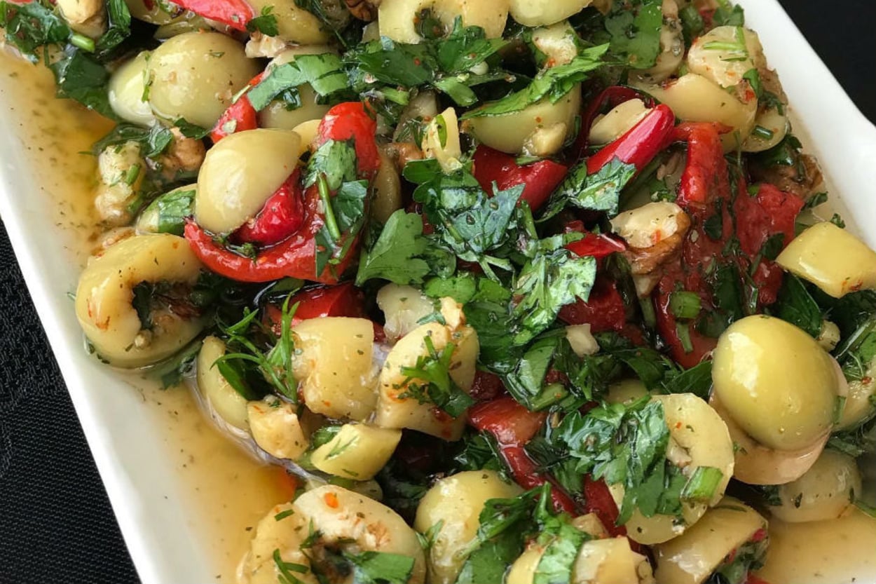Hem Kahvaltılık Hem Meze: Yeşil Zeytin Salatası