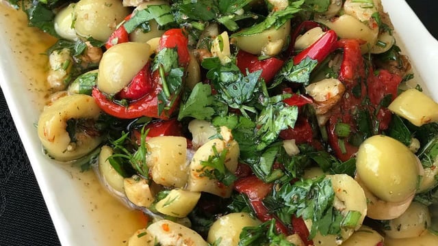 Hem Kahvaltılık Hem Meze: Yeşil Zeytin Salatası