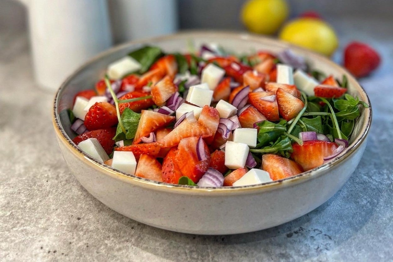 Ferahlık Garantili: Çilekli Roka Salatası