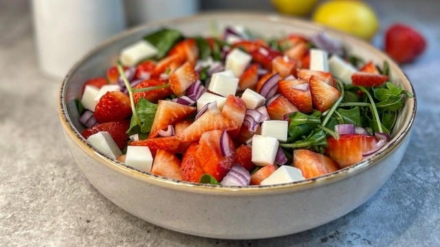 Ferahlık Garantili: Çilekli Roka Salatası