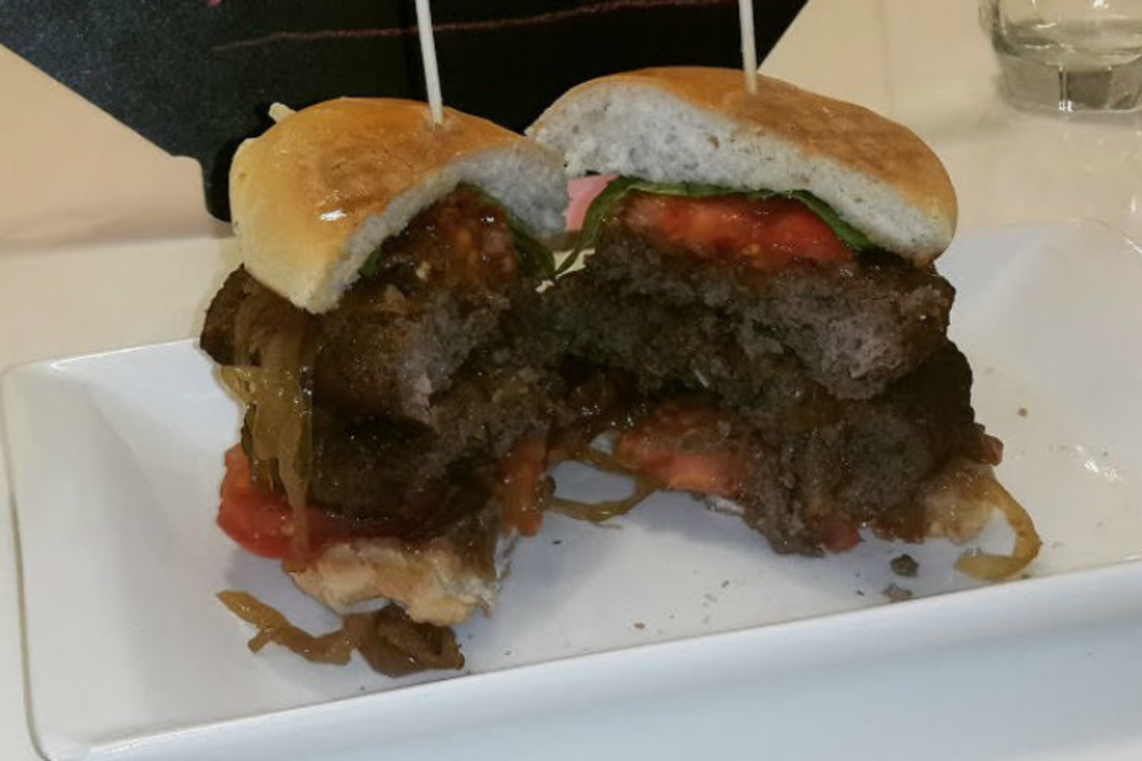 Kolay Kolay Doymayanlara: Karamelize Soğanlı Hamburger