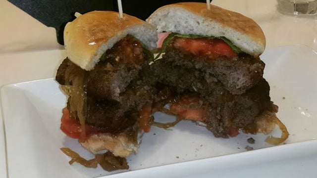 Kolay Kolay Doymayanlara: Karamelize Soğanlı Hamburger