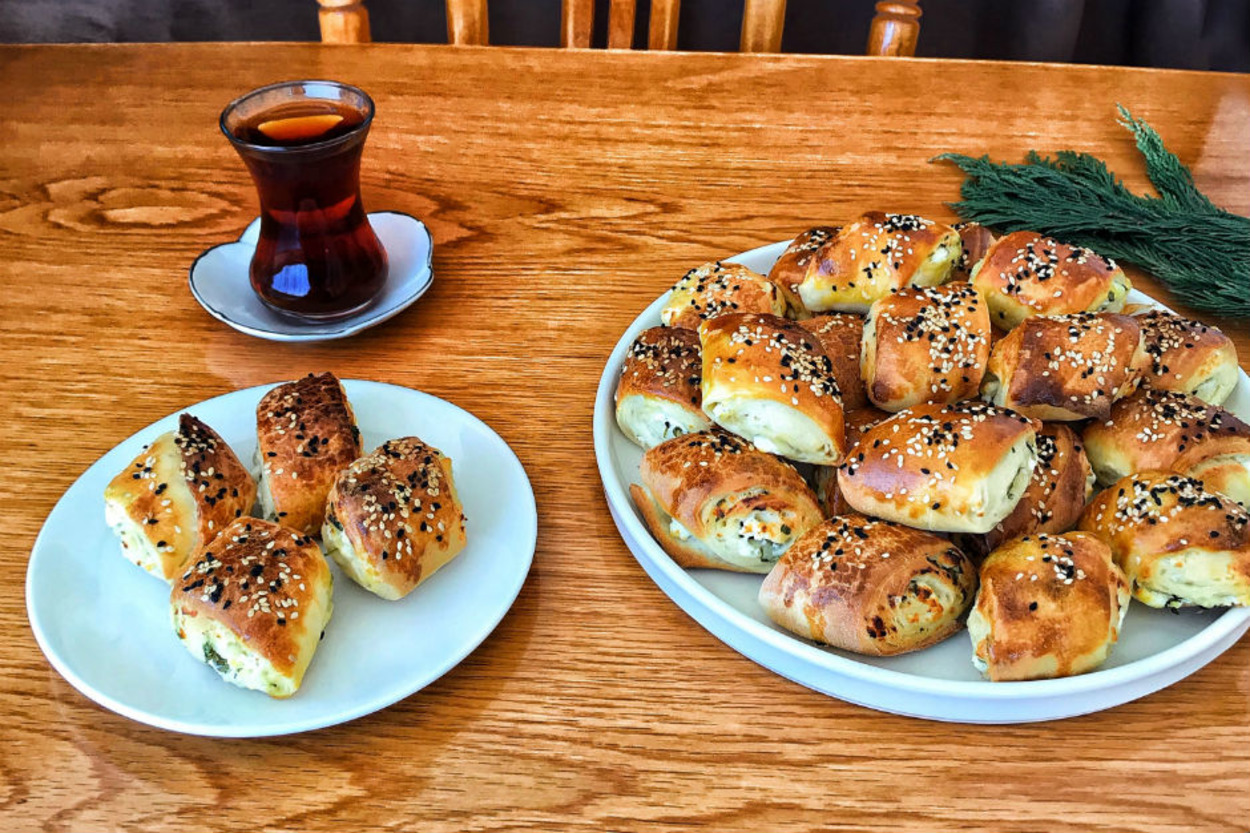 Çay Demlettirir: Peynirli Rulo Börek