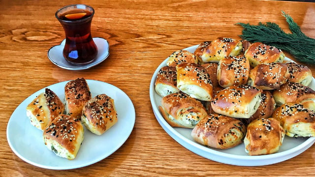 Çay Demlettirir: Peynirli Rulo Börek