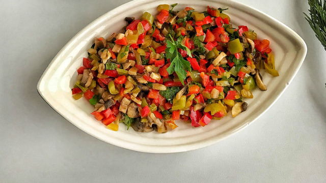 Her Sofraya Yakışır: Mantarlı Biberli Salata