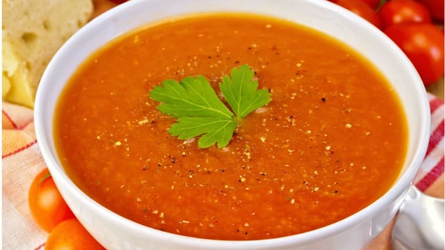 Enfes Uyum: Köz Biberli Domates Çorbası