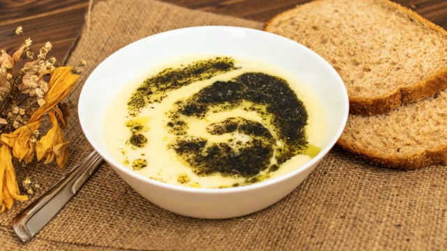 En Kolayı: Pirinçsiz Yoğurt Çorbası