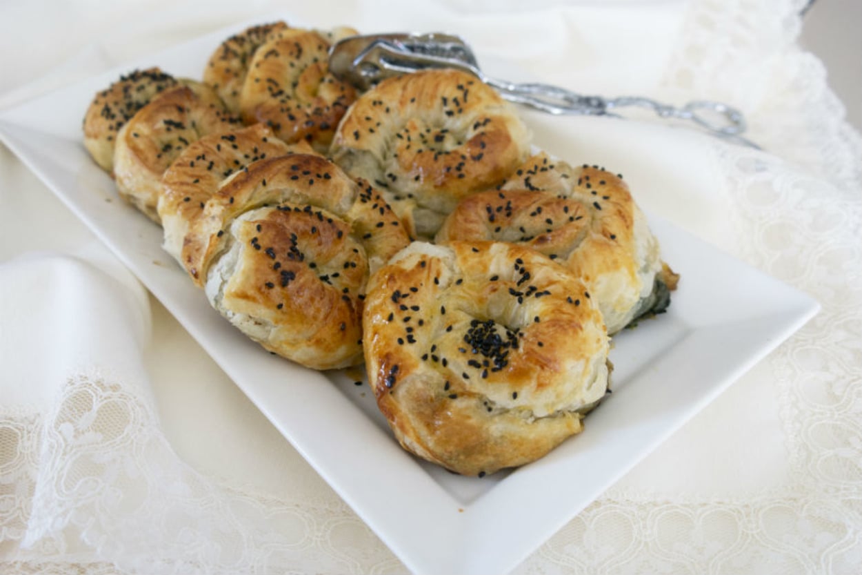Çaya Bekleriz: Ispanaklı Çıtır Rulo Börek