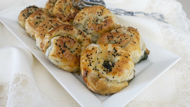 Çaya Bekleriz: Ispanaklı Çıtır Rulo Börek